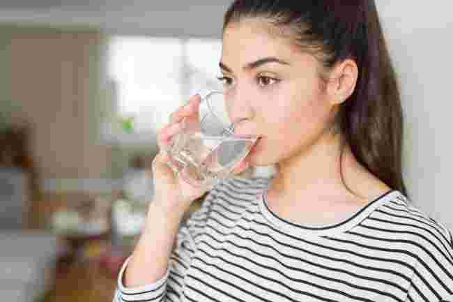Manfaat Minum Air Putih Setiap Pagi Hari - Khasiat Mengawali Hari dengan Minum Air Putih: Tenaga, Pencernaan, serta Metabolisme