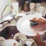 Tips Membersihkan Peralatan Dapur Secara Menyeluruh - Bimbingan Komplit Mensterilkan Perlengkapan Dapur: Talenan, Kuali, serta Rak.