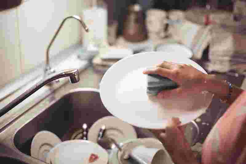 Tips Membersihkan Peralatan Dapur Secara Menyeluruh - Bimbingan Komplit Mensterilkan Perlengkapan Dapur: Talenan, Kuali, serta Rak.