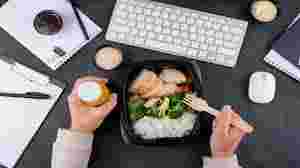 Tips Mengatur Pola Makan Sehat Saat Sibuk - Panduan Menata Pola Makan Segar Dikala Agenda Amat Padat. Kehidupan