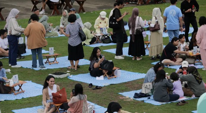 Menikmati Pergelaran Ketika Berekreasi Di Alun- alun Banteng