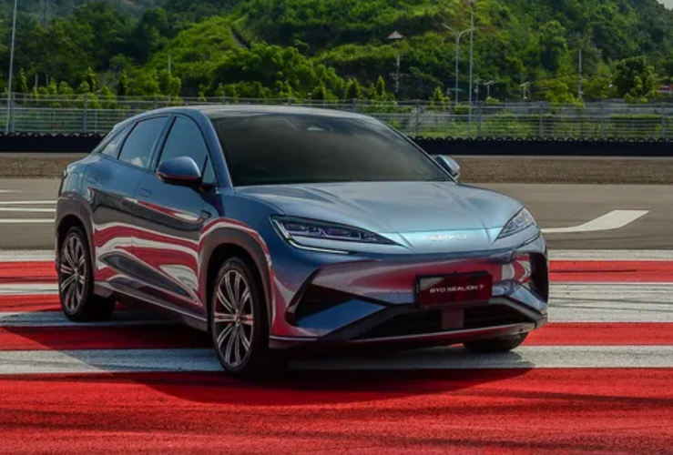 Liukan BYD Sealion 7 di Sirkuit MandalikaLiukan