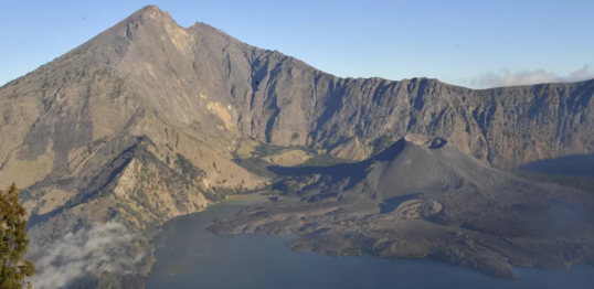 Gunung Rinjani dan Fenomena Wisata Pendakian