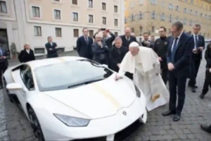 Paus Fransiskus, Lamborghini, serta Toyota Kijang Innova Zenix