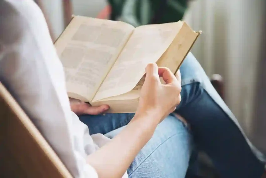 Kebiasaan Membaca Buku Memperluas Wawasan Harian - Membaca novel merupakan salah satu Kerutinan yang mempunyai