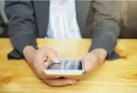 Membatasi Penggunaan Gadget Membantu Meningkatkan Konsentrasi Kerja - Gadget semacam handphone cerdas, pil, serta