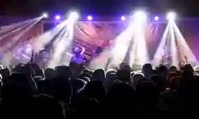 Menonton Konser Musik Membantu Menambah Semangat Dan Kebahagiaan - Menyaksikan konser nada bukan cuma